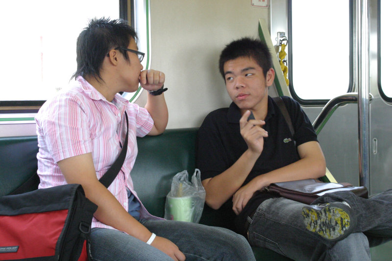 台灣鐵路旅遊攝影電車-區間車交談的旅客2005攝影照片233